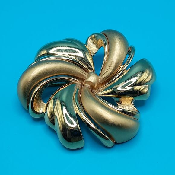 Vintage Large Gold Plated Monet Flower Brooch, 1.25 Inches, Smooth Satin Finish - Picture 5 of 7